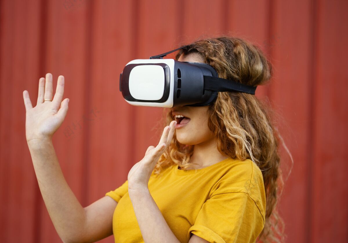 数码戴着虚拟现实眼镜的特写女孩设备虚拟现实眼镜创新