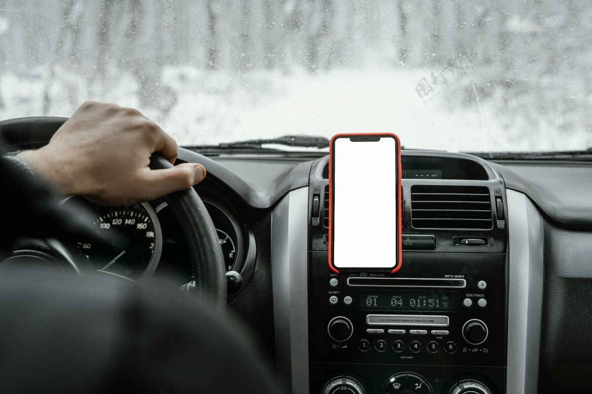 雪男子驾驶智能手机进行公路旅行的汽车的后视图移动复制空间车辆