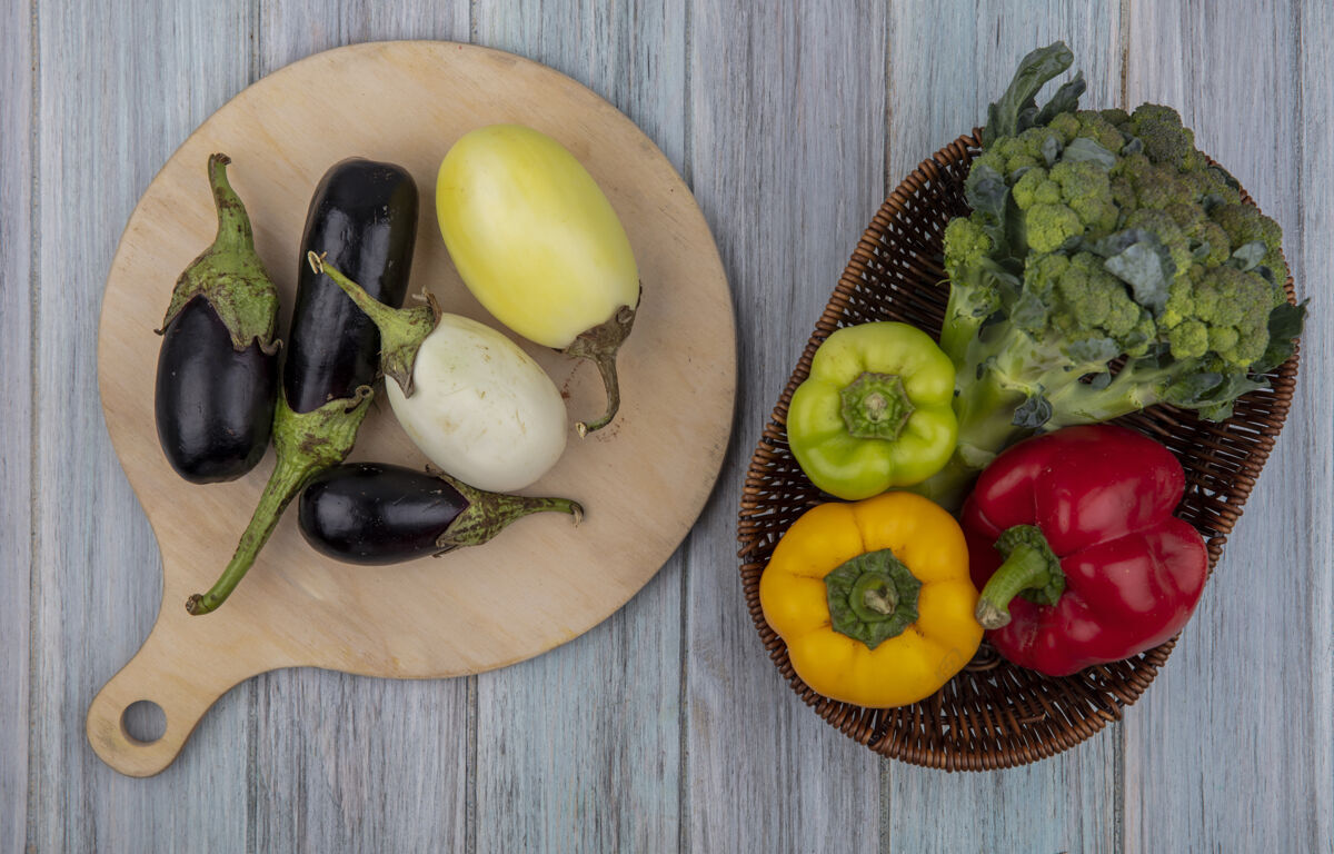 木头顶视图的蔬菜 如辣椒和花椰菜篮子茄子切菜板上的木制背景茄子板营养