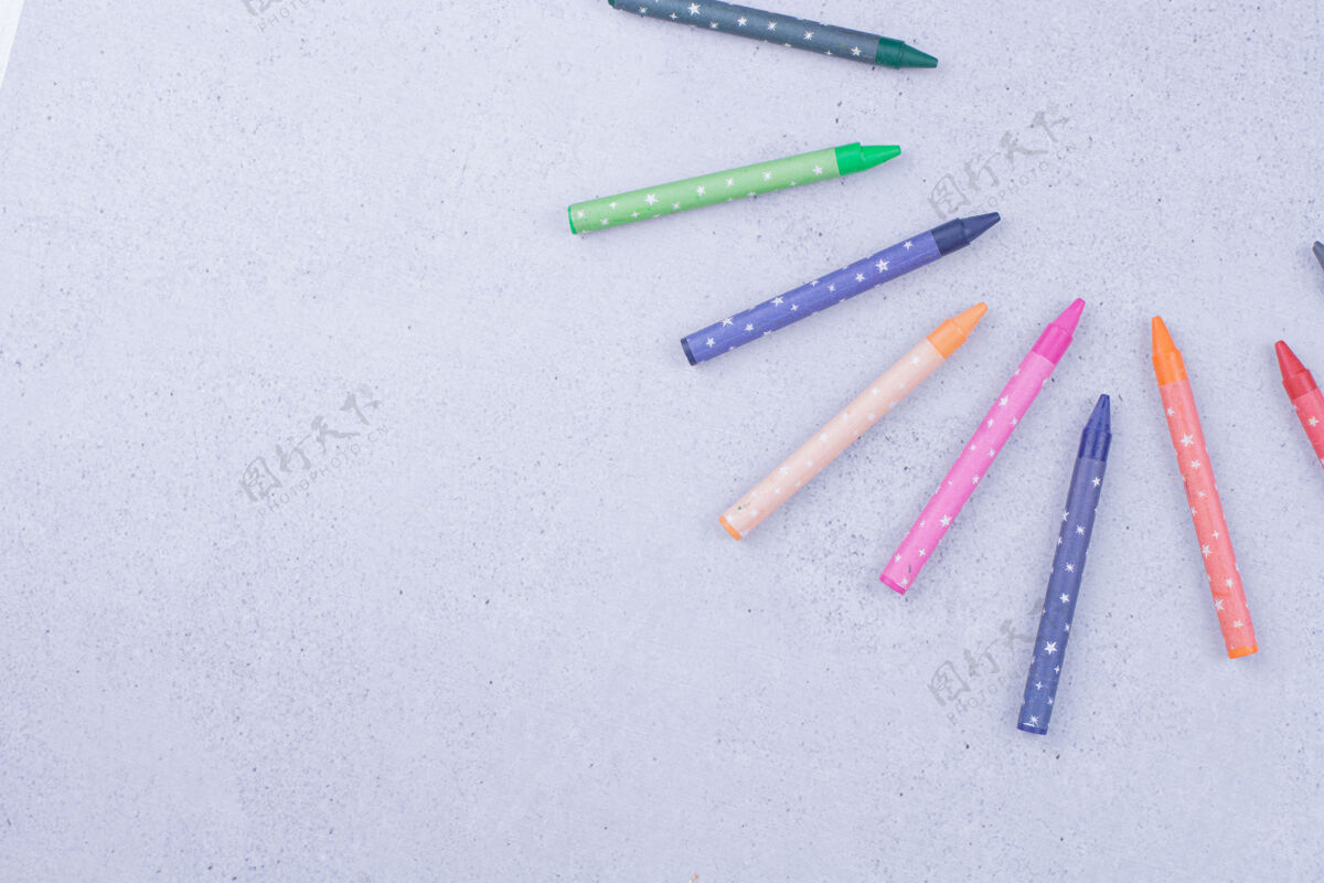 凝胶彩色蜡笔孤立在灰色的表面学校工作学习