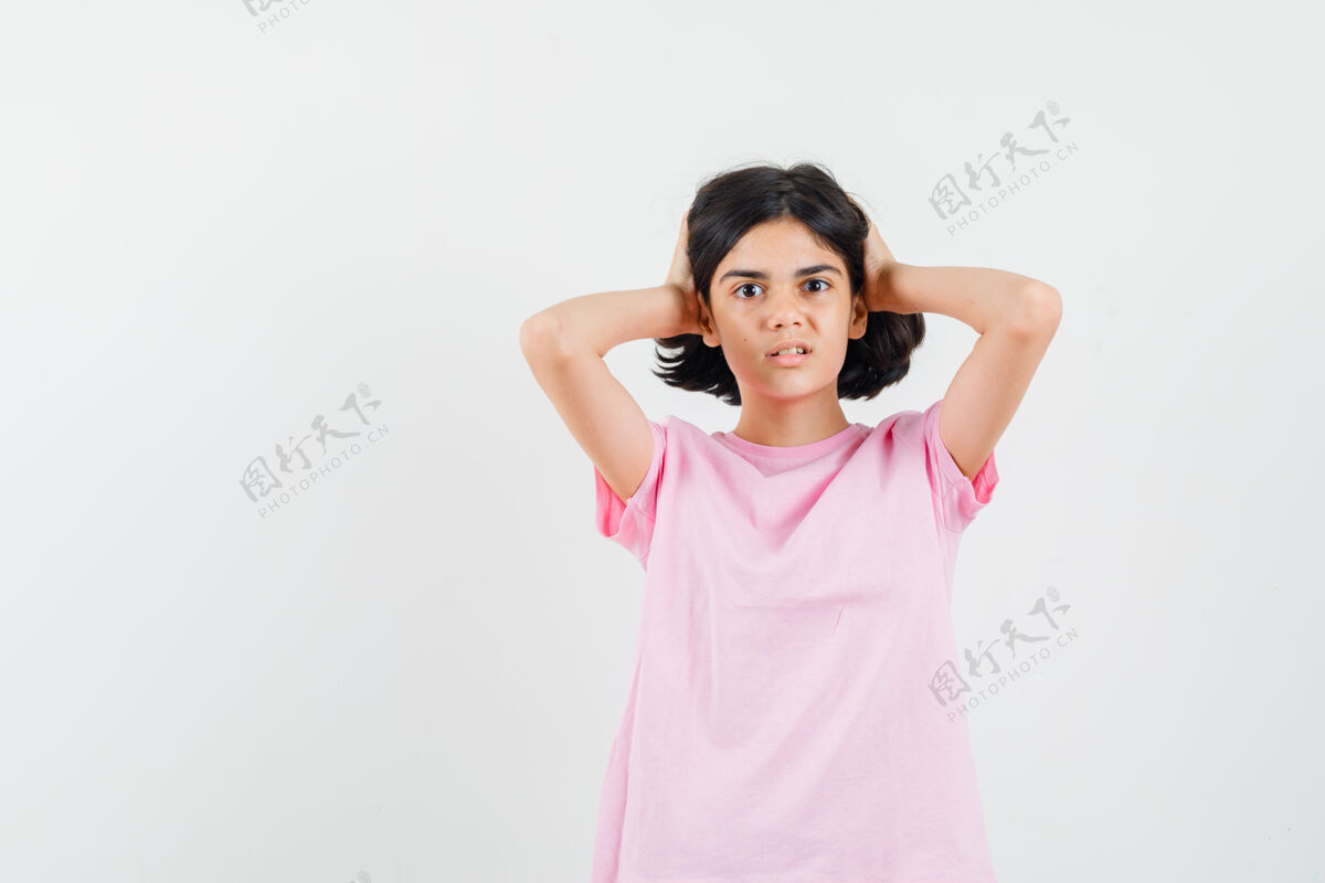 渴望穿着粉色t恤的小女孩双手抱着头 看上去很渴望 正前方的景色青年女性女孩