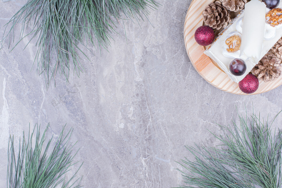 面粉一片椰子蛋糕放在圣诞概念的木板上甜精致厨房
