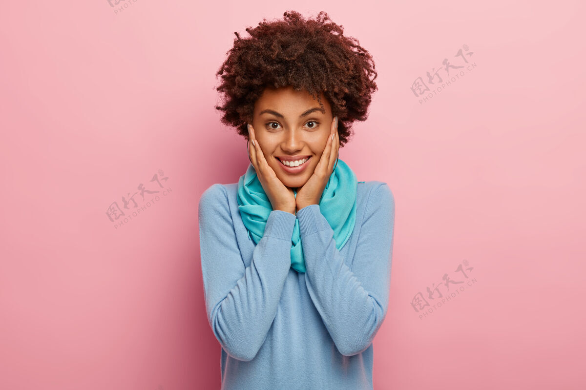 非洲快乐积极的女性肖像 自然清爽的头发 触动脸颊非洲位置牙关