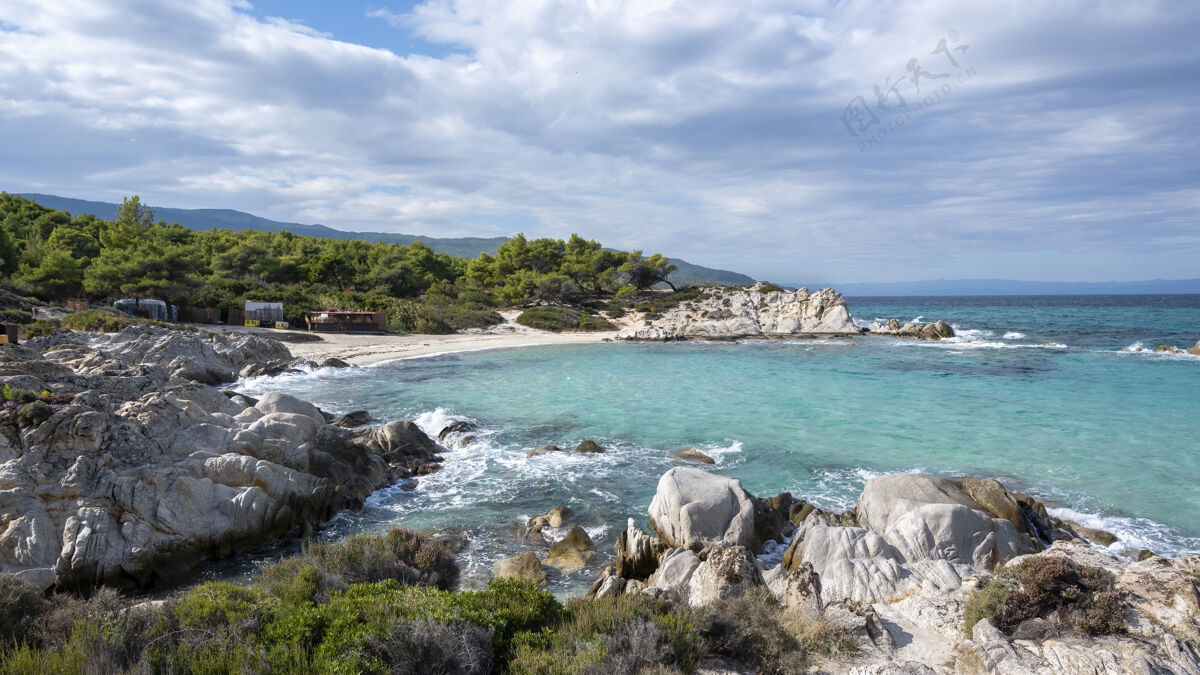 镁砂爱琴海沿岸绿树环绕 岩石 灌木和树木 碧波荡漾 希腊地中海海岸线岩石