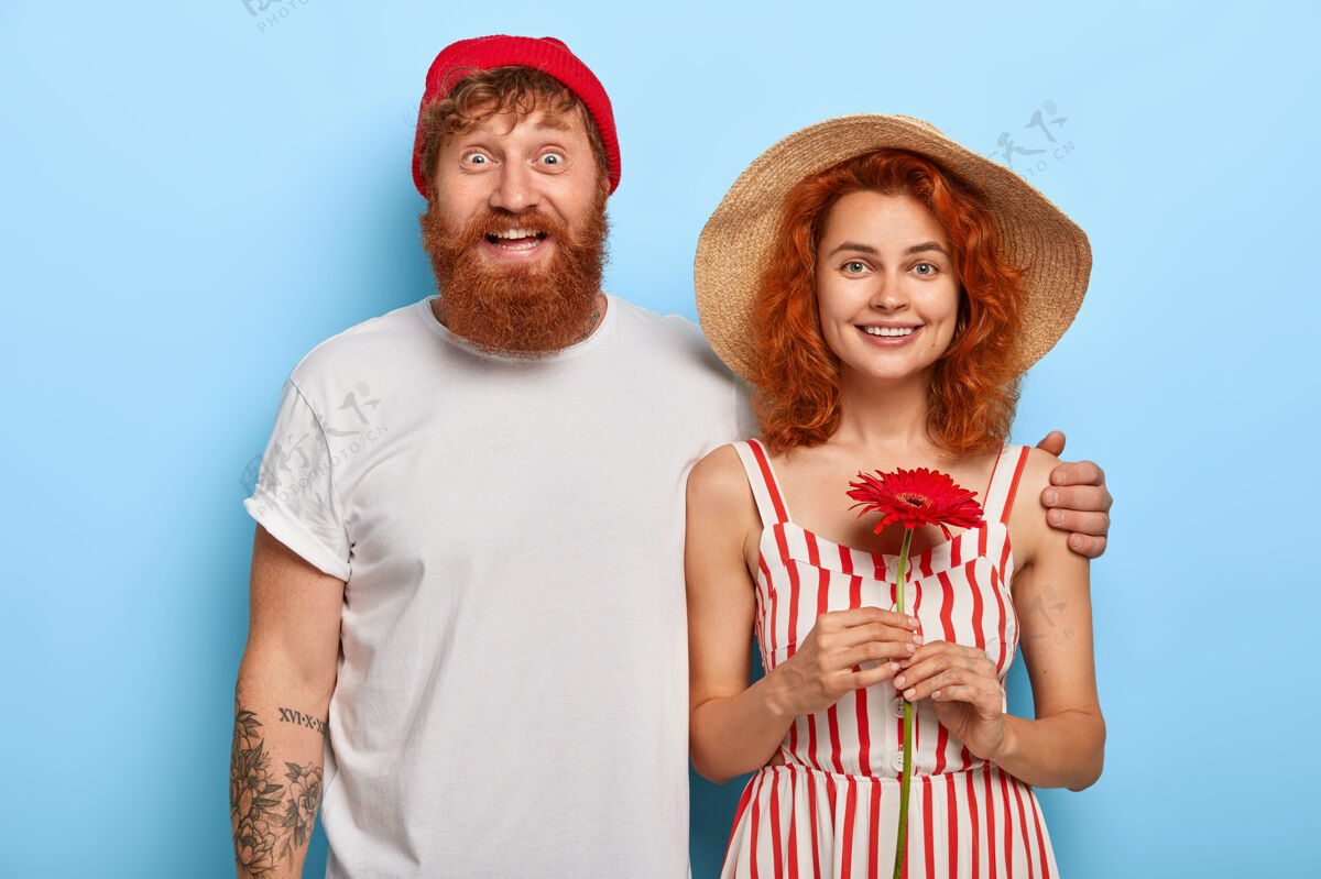 约会爱和关系的概念欧洲红发女人和男人拥抱在一起 站在一起快乐关系男人