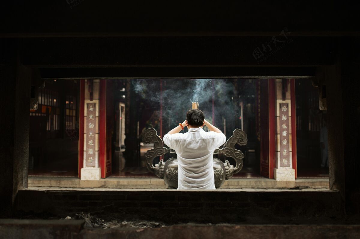 信仰后景是在寺庙里烧香祈祷的人信仰可敬奉献