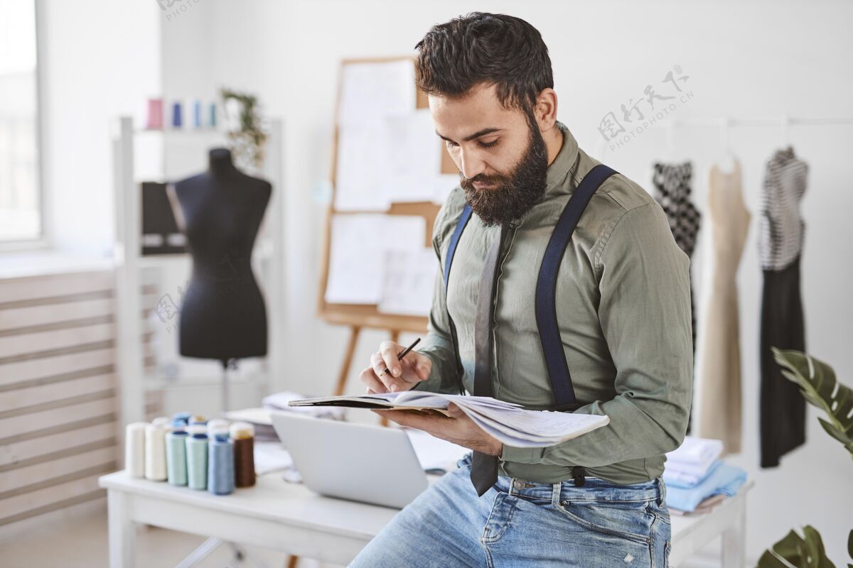 商务帅气的男时装设计师在工作室创意水平笔记本电脑