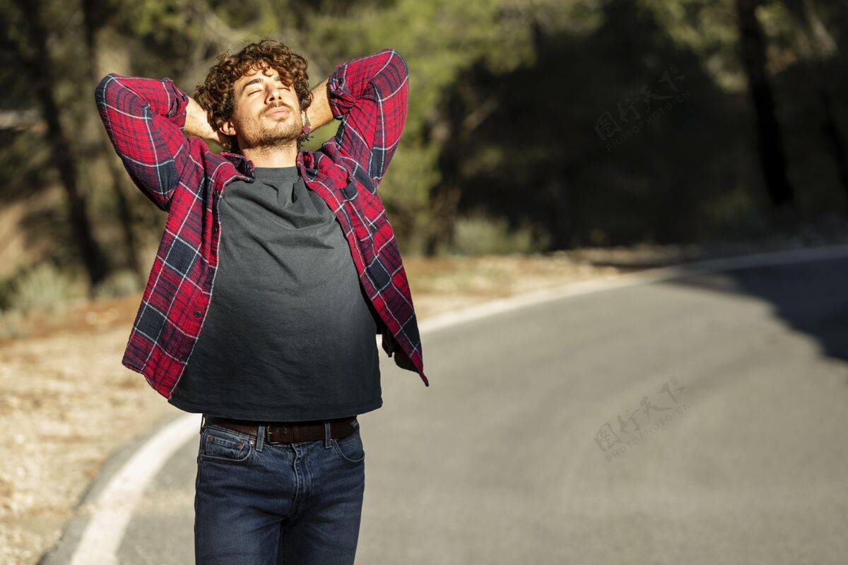 冒险快乐的人享受大自然的正面视图 同时在一个复制空间的公路旅行复制空间公路旅行夏季水平