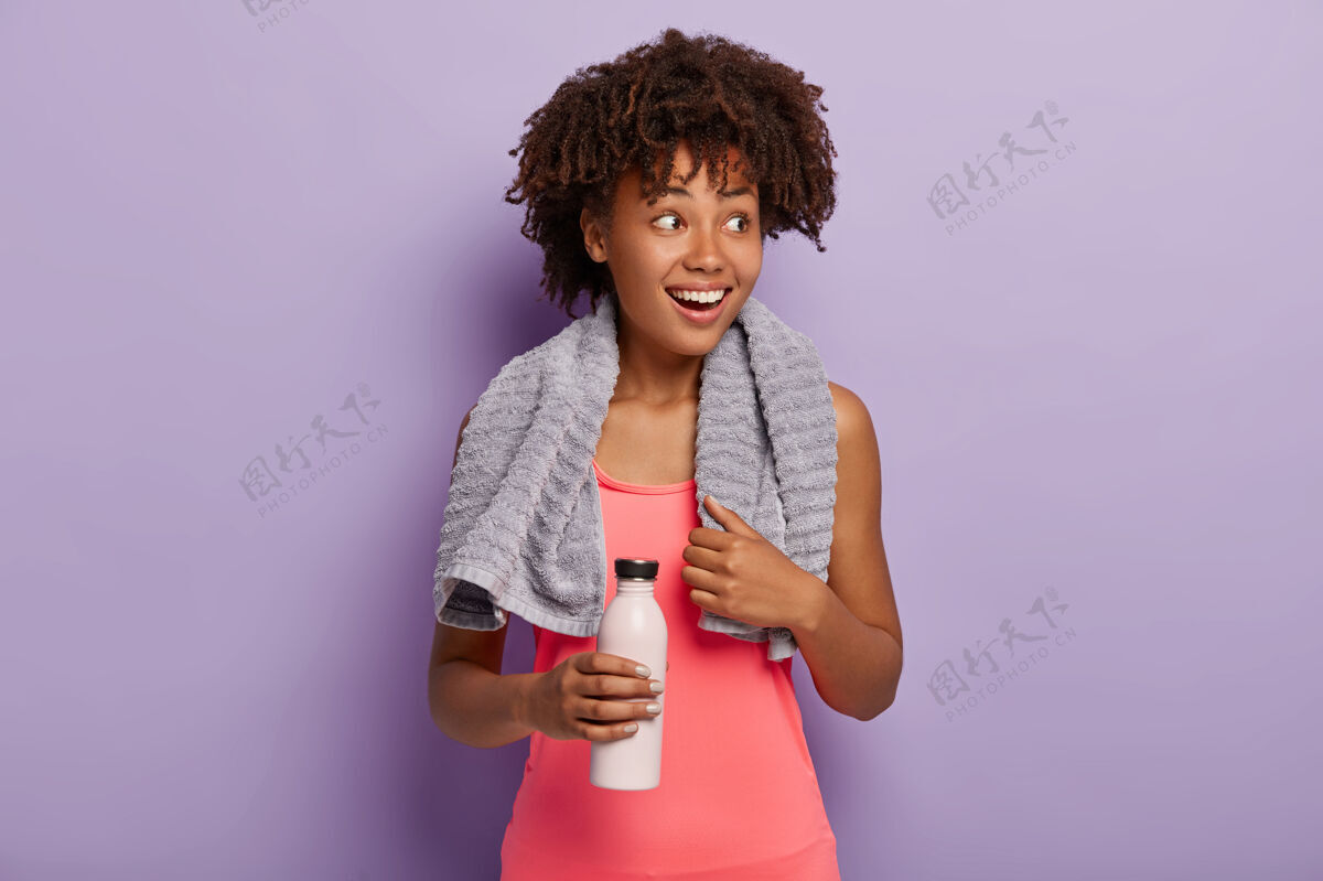毛巾快乐的女人快乐地看着旁边运动喝水女性