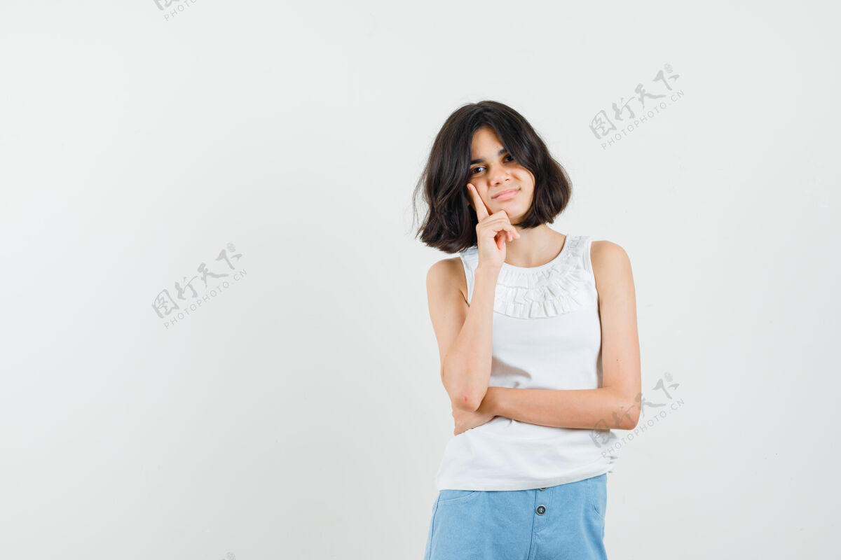 青少年小女孩穿着白色上衣 短裤站在思考的姿势 看起来很理智 正面视图敏感时尚女孩