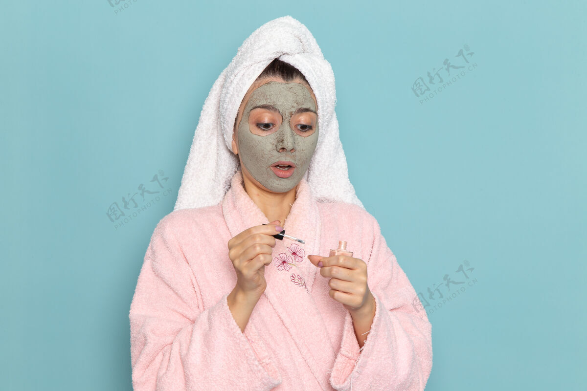 清洁正面图年轻女性穿着粉色浴袍淋浴后在浅蓝色墙面上美净水自理淋浴封面年轻人护理
