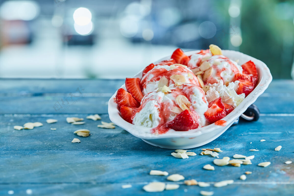 日记草莓香草冰淇淋 在白色盘子里撒上一点特写奶油甜的