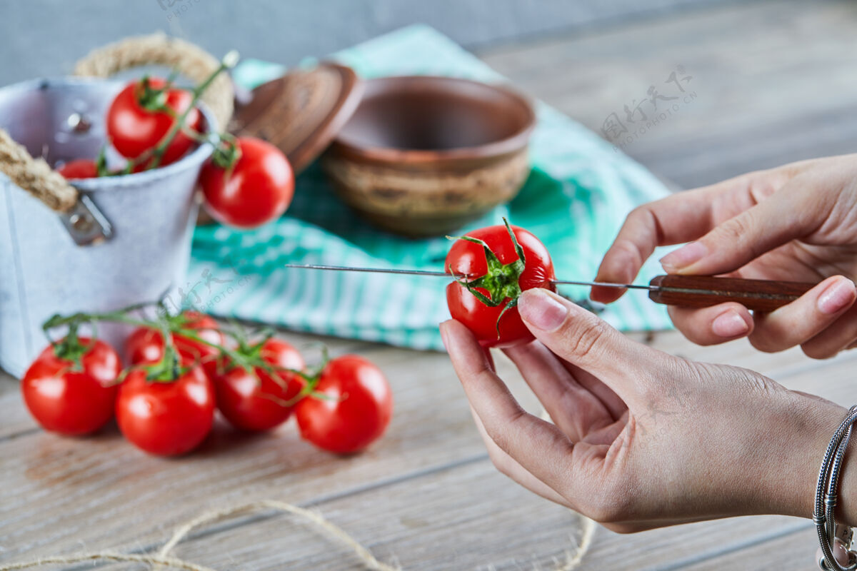 多汁女人用刀把红番茄切成两半女人串闪亮