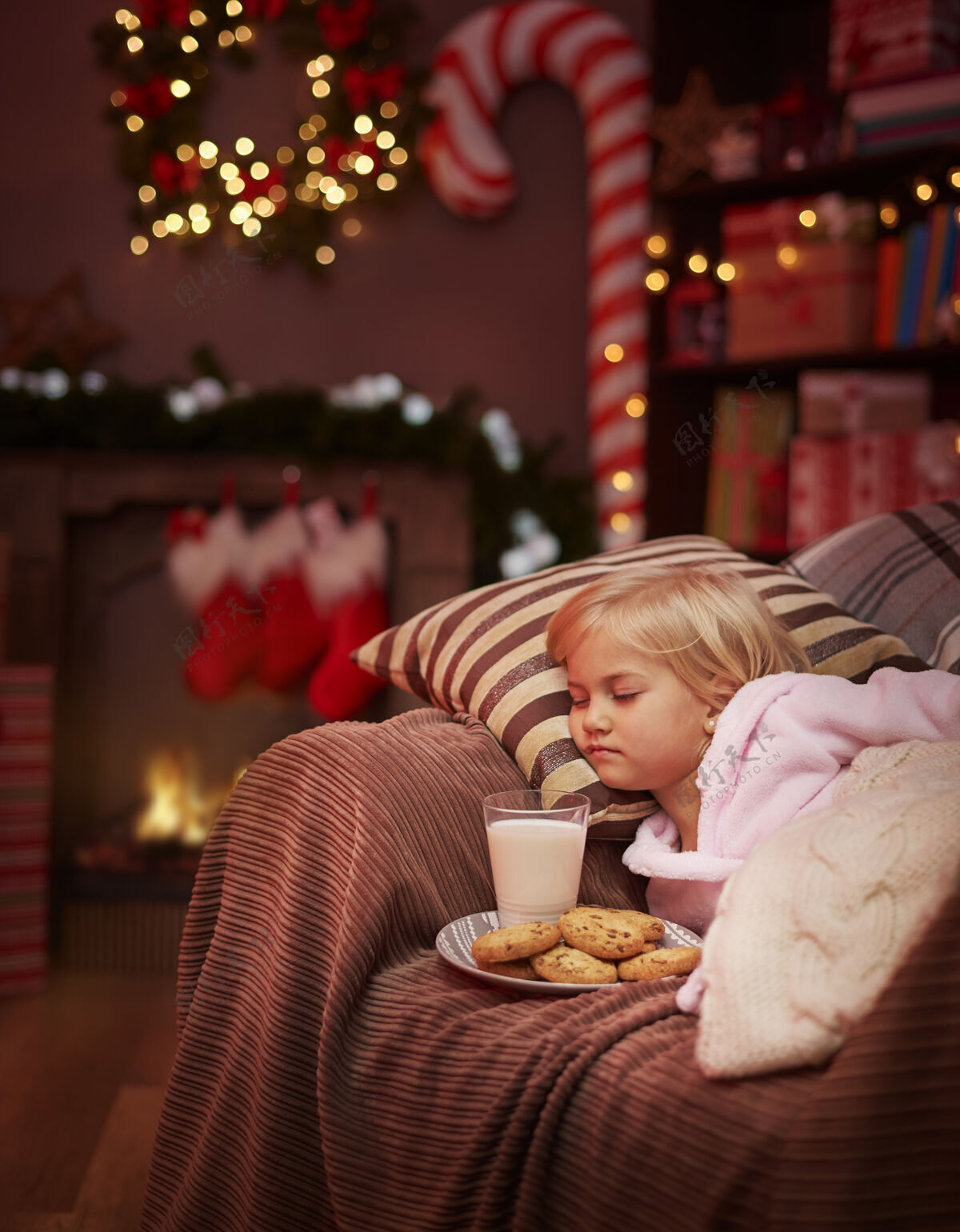闭上眼睛可爱的女孩厌倦了等待圣诞老人梦沉默家里