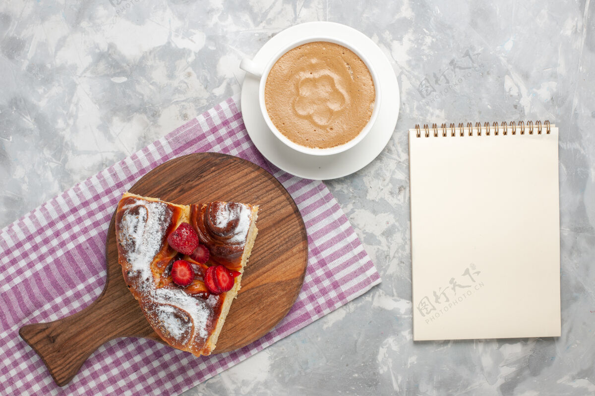 饼干俯瞰美味的草莓派烤和美味的甜点片与咖啡白桌派饼干糖饼干甜烤蛋糕生的蛋糕饼干