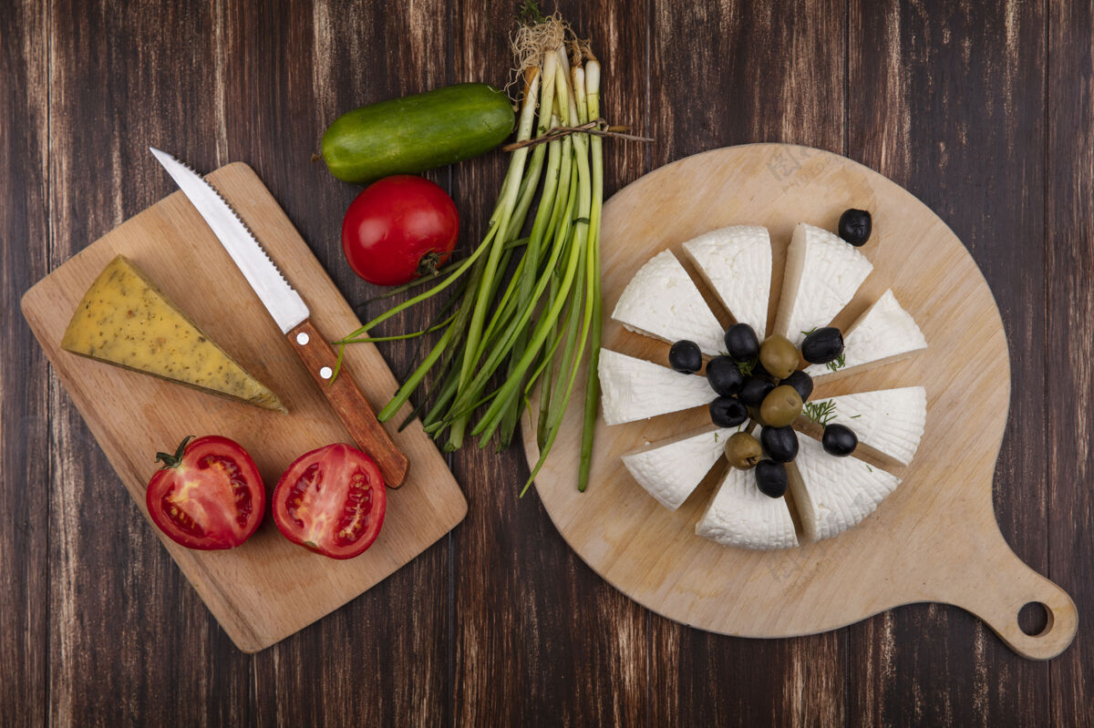 绿色俯瞰菲塔奶酪片 橄榄 西红柿和刀子放在架子上 黄瓜和葱放在木制背景上羊奶刀食物