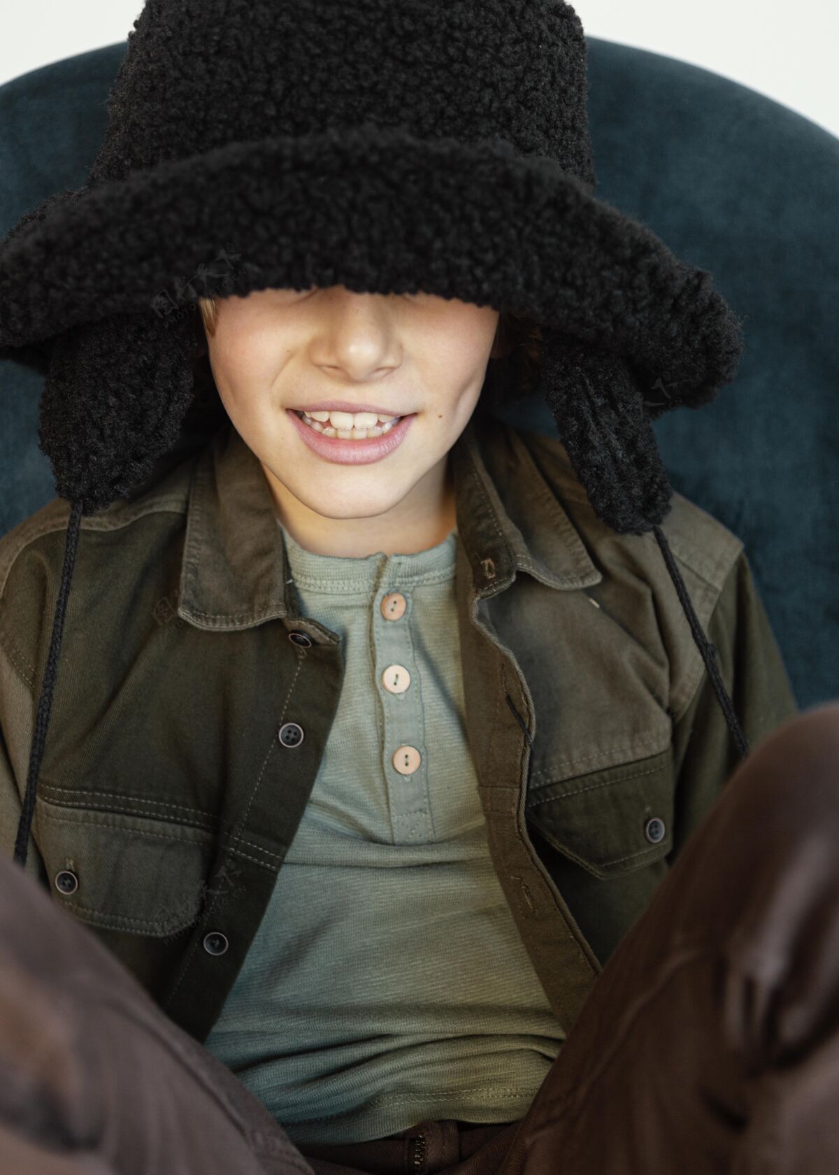 室内戴着冬天帽子的肖像男孩冬季帽子休闲儿童