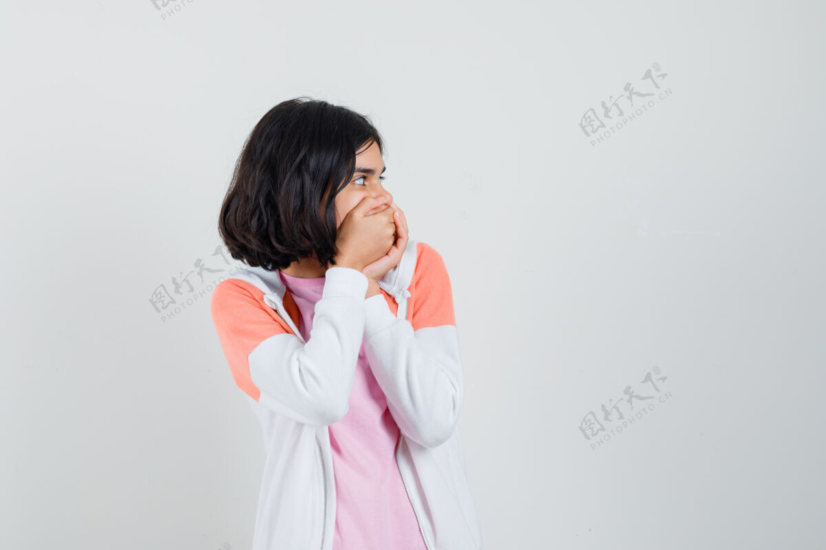 时尚穿着夹克 粉色衬衫 手捂着嘴的年轻女士 看上去很害怕喜悦室内黑发