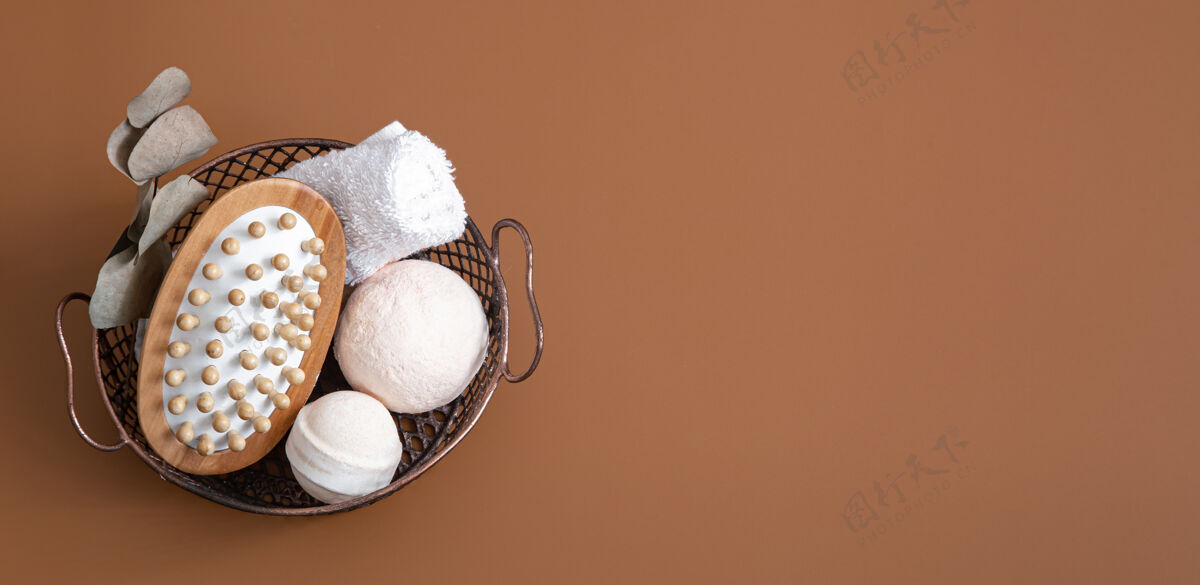 健康按摩刷 浴弹和毛巾放在篮子里的彩色背景顶视图上清洁身体护理顶视图