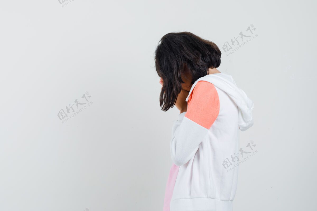 年轻十几岁的女孩穿着夹克 衬衫转过身来 看上去很沮丧欢呼时尚青少年