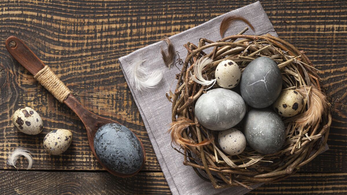 复活节顶视图复活节彩蛋在树枝巢与木勺和羽毛水平基督教复活星期天