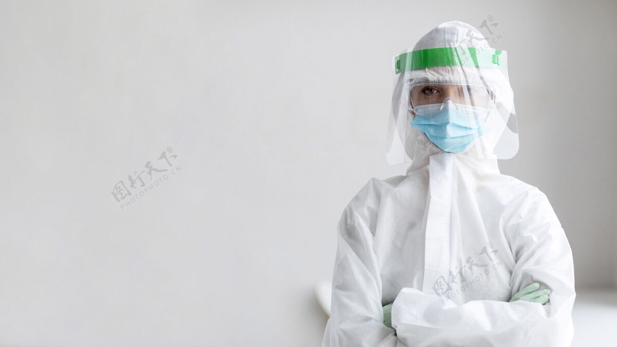 控制穿防护服的女人 有复印空间危害冠状病毒防护服