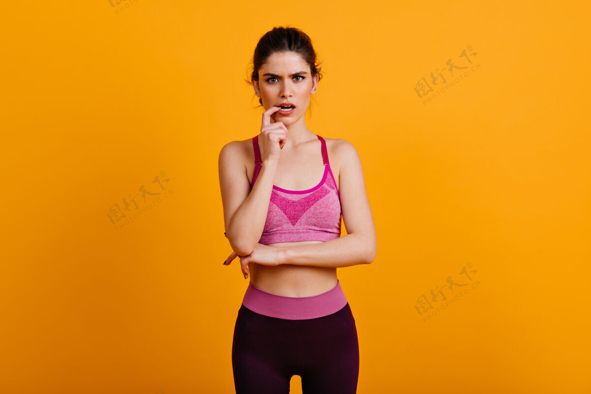 积极穿着运动服的女人的照片运动健身房瑜伽