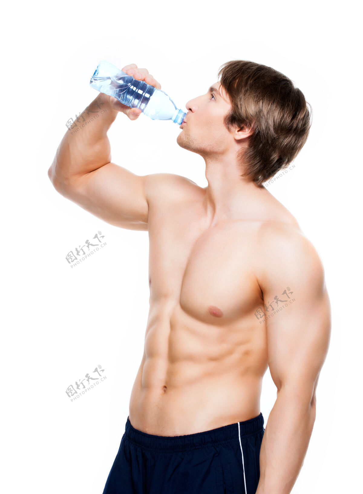 喝酒英俊肌肉的赤膊运动员喝水肌肉瓶子健美