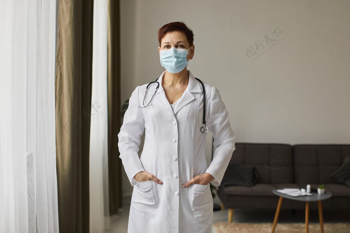 康复老年人科维德康复中心女医生带着医用面罩的正视图治疗面罩妇女