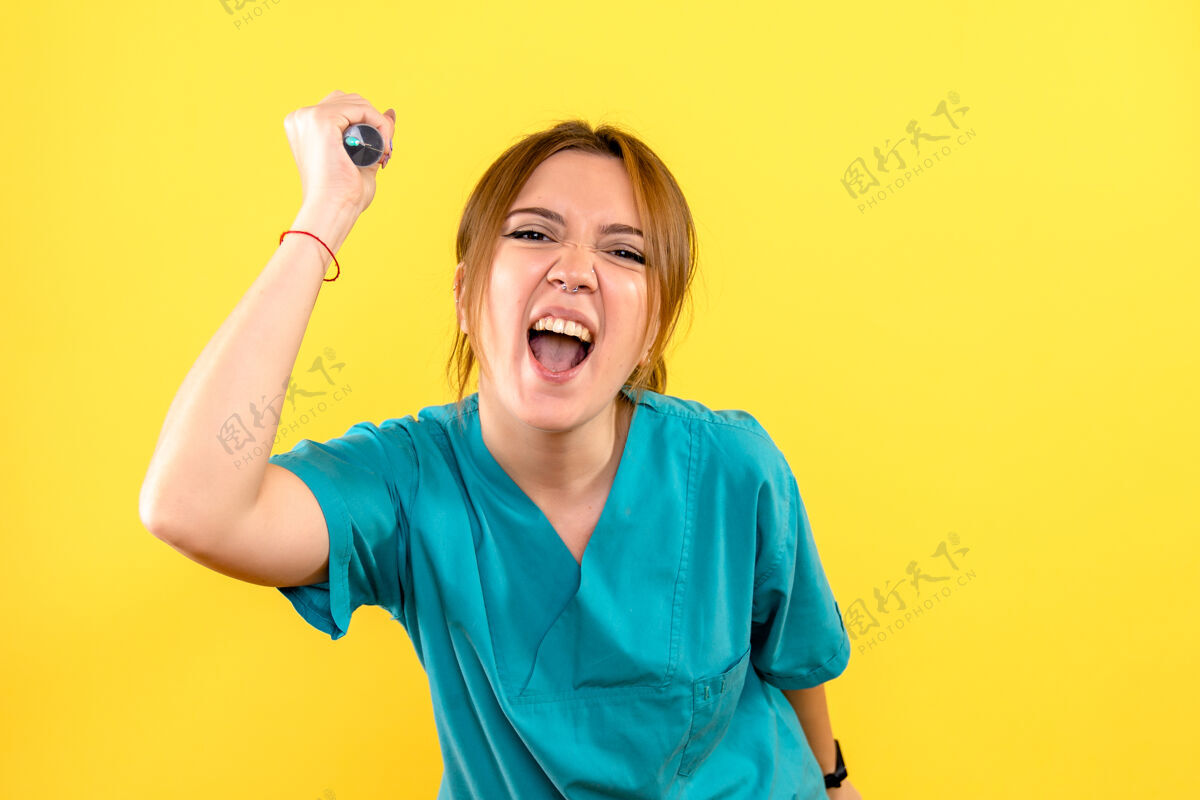 人黄色墙上的女兽医拿着针剂的正视图青年健康快乐