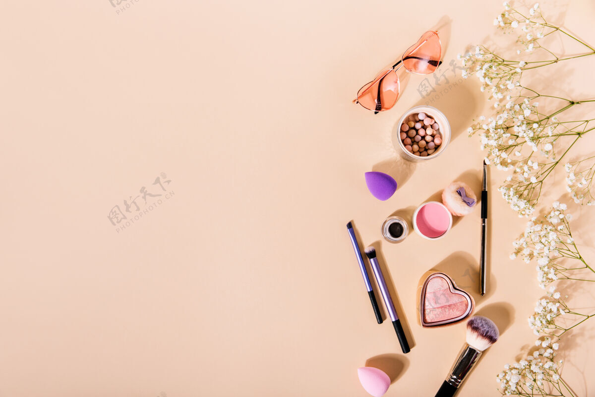 美容粉色腮红 化妆刷和眼镜组成的心形 就在可爱的花朵之间集个人艺术家