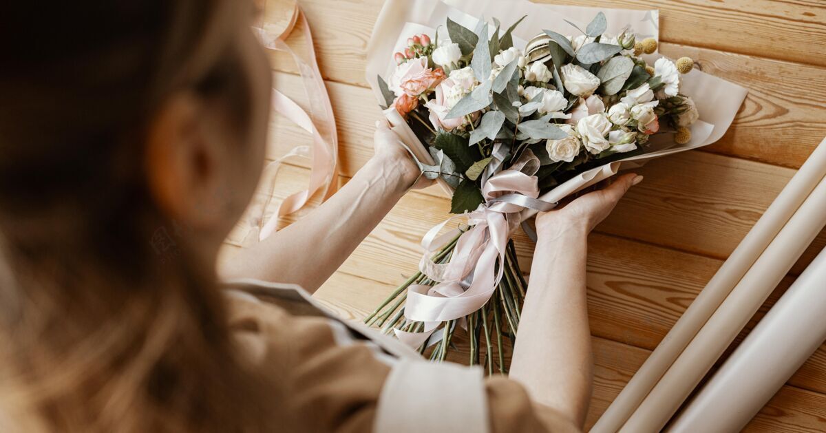 商业插花的女人美丽商店束