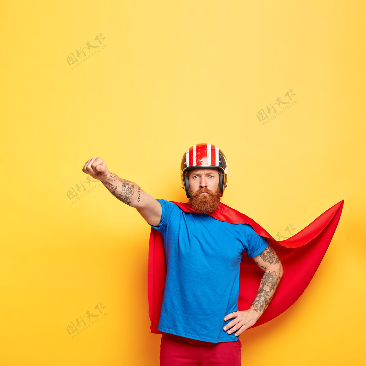 超级英雄自信严肃的超人拥有超人的力量 做出飞翔的姿态 随时准备飞翔 帮助人们强壮手势超自然