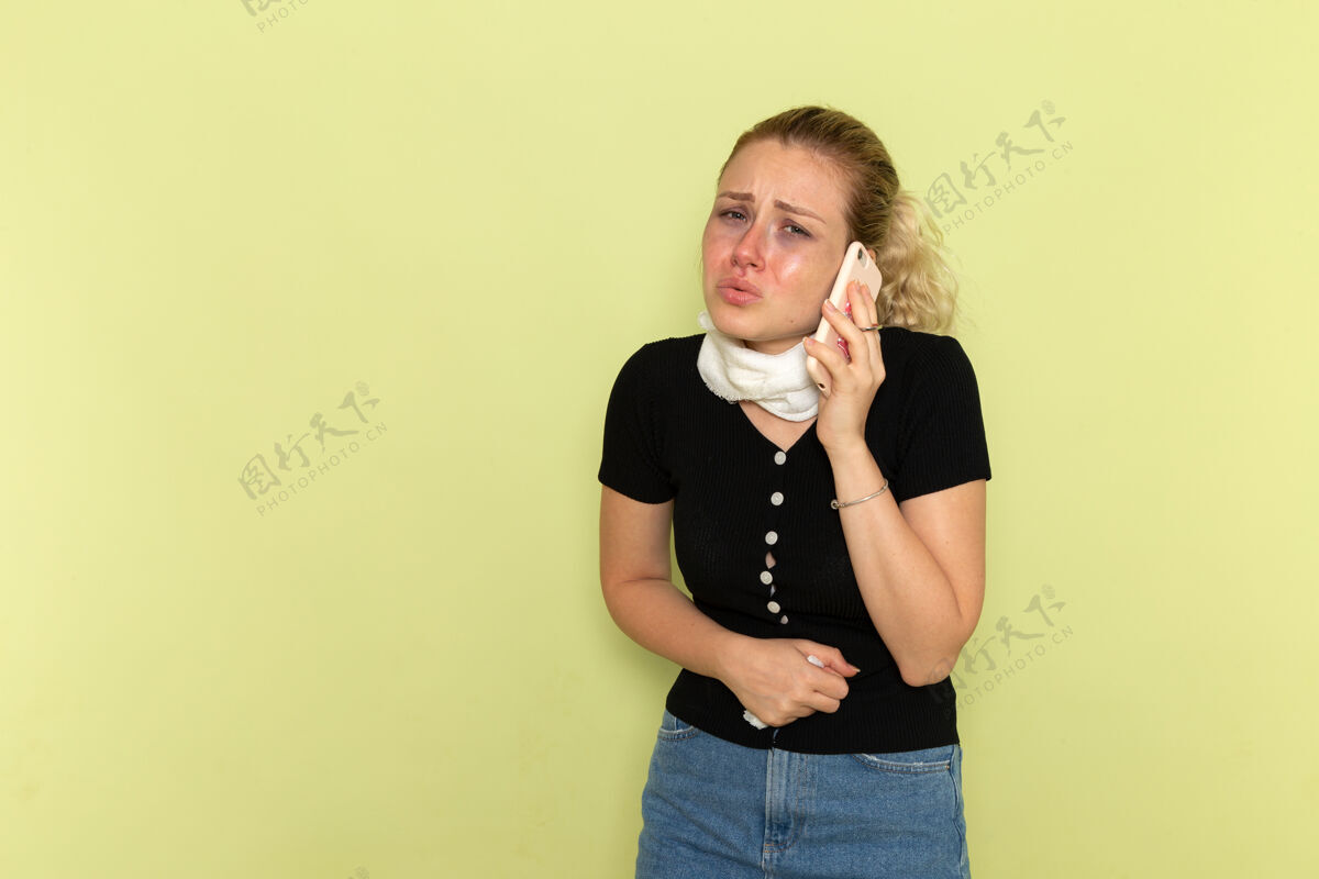 加强正面图年轻女子感觉很不舒服 在电话上说绿墙病女医病交谈药物正面