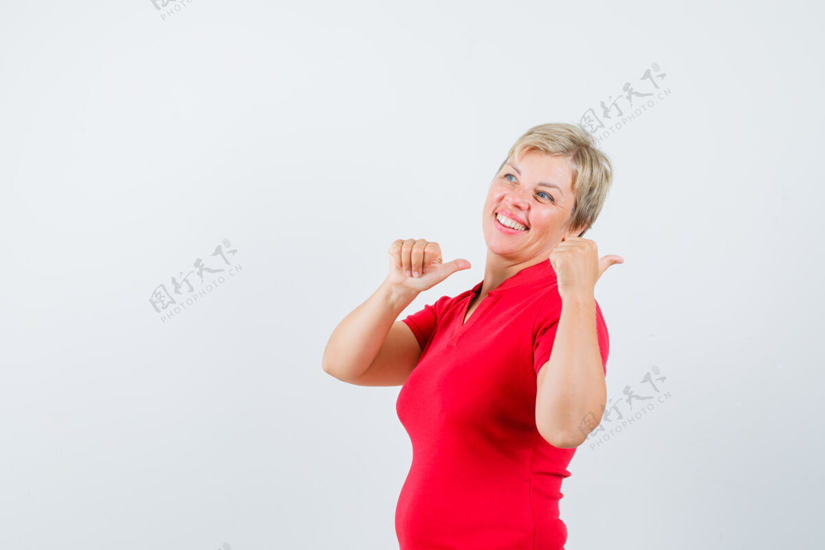 指向穿着红色t恤的成熟女人用大拇指向后指 看起来很自信女人红色自信