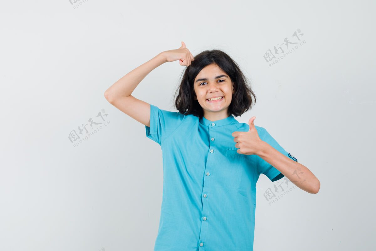 表演穿蓝色衬衫的少女竖起大拇指 看起来很快乐青少年表情人