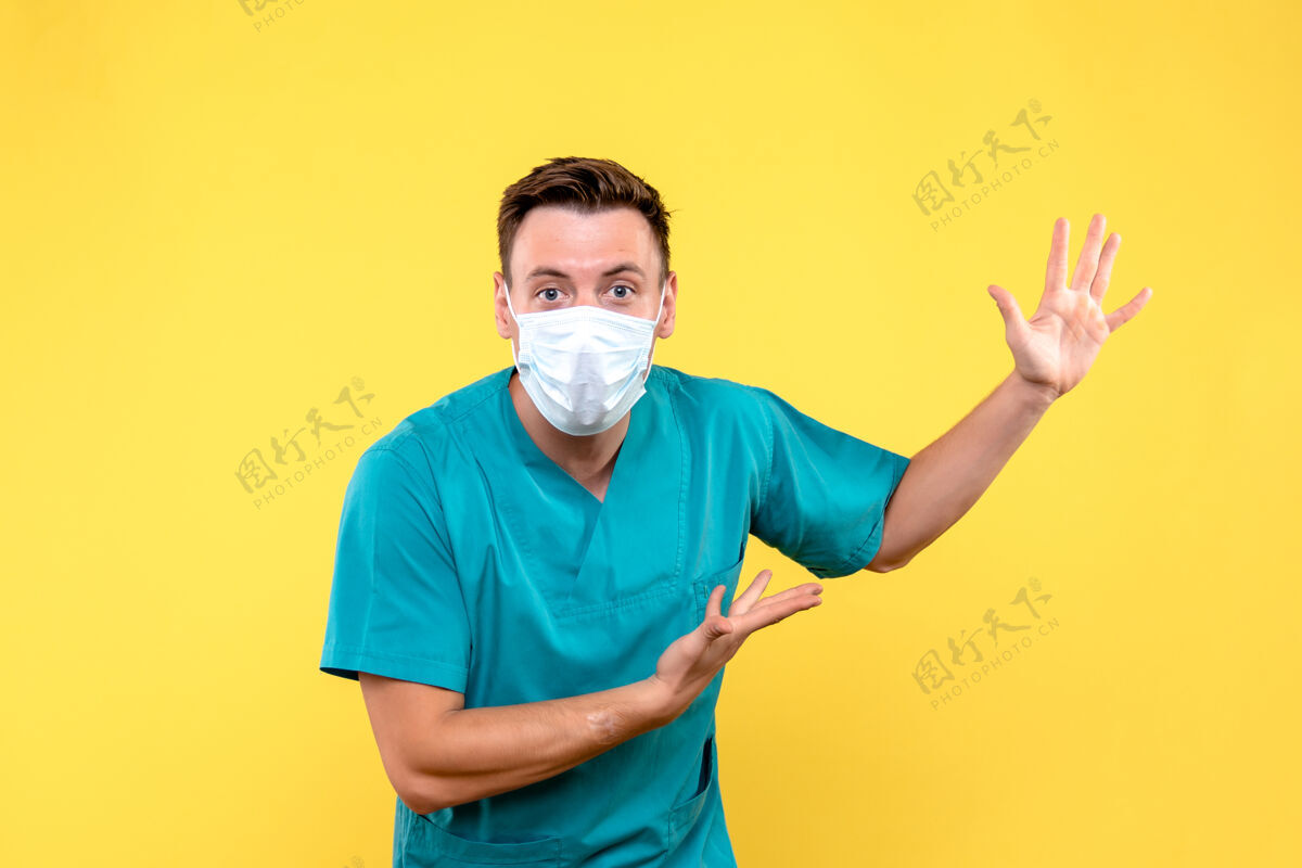 医院男医生正站在黄色的墙上帅哥封面男性