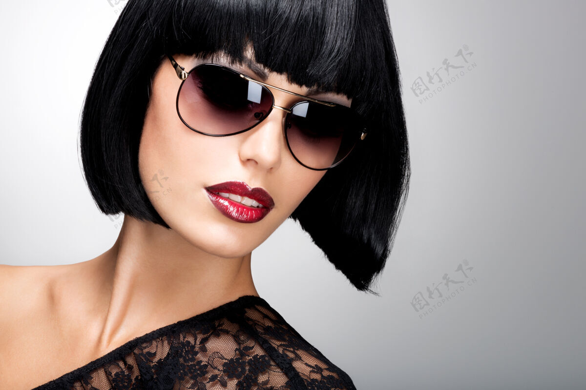 漂亮时尚写真一个漂亮的黑发女子与拍摄发型与红色太阳镜照片时尚嘴唇华丽