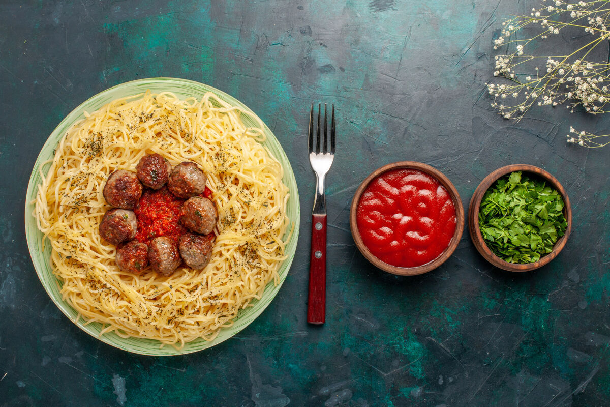 肉丸俯瞰美味的意大利面食 配肉丸子和番茄酱 深蓝色桌面面团面食晚餐膳食面团景观