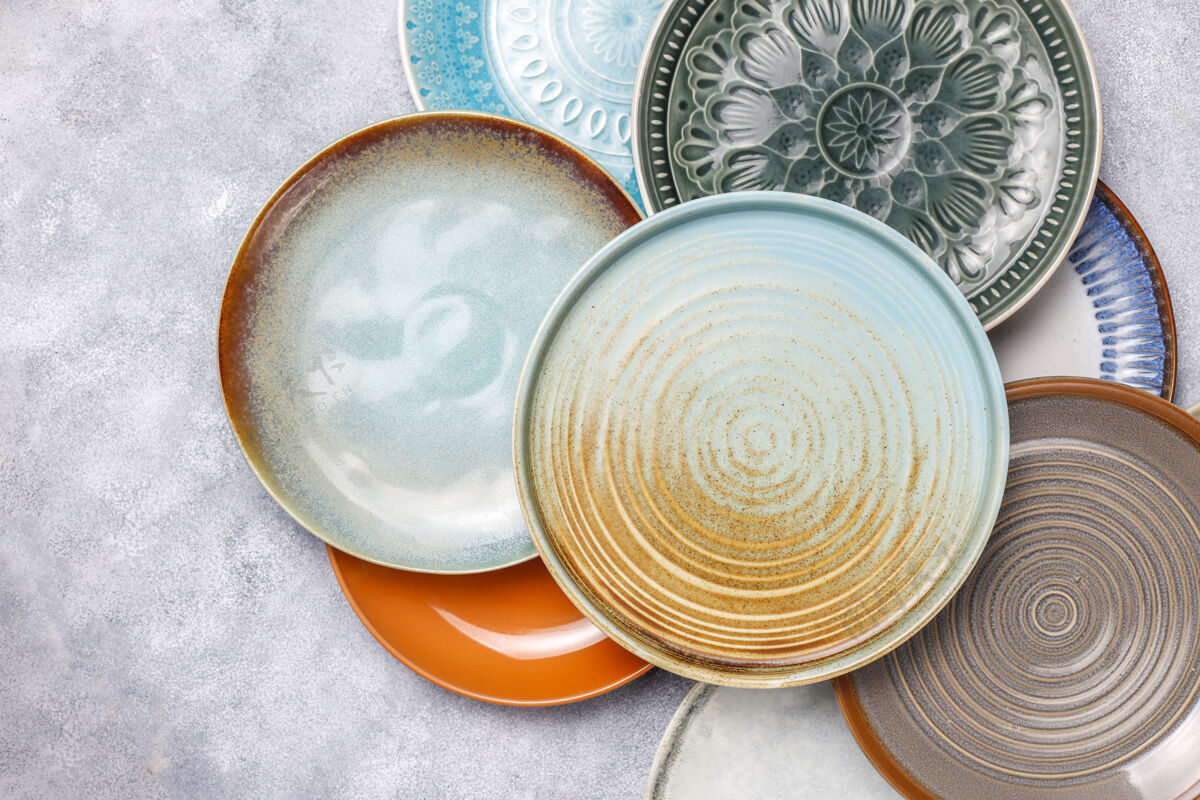 装饰不同的陶瓷空盘子和碗复古装饰菜肴