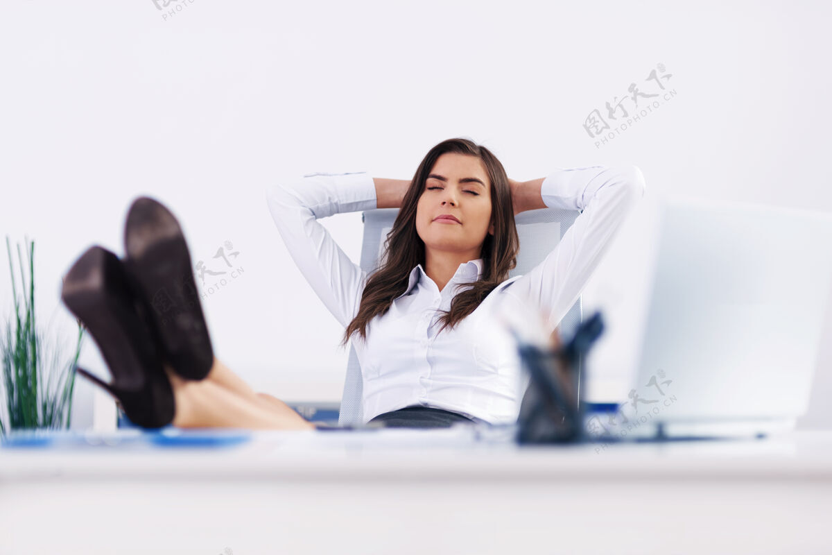 办公室年轻的女商人在办公室放松人脚工作休息