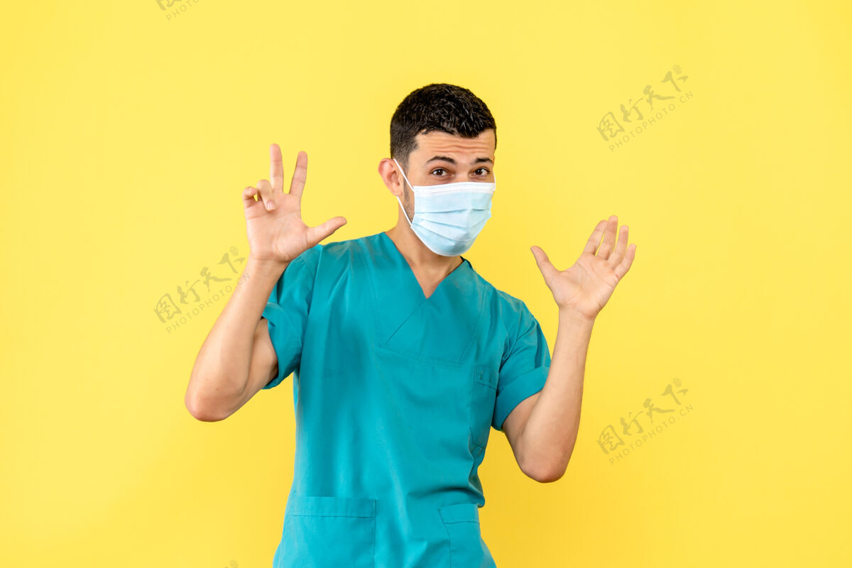 医生医生戴着口罩侧视医生会帮助冠状病毒患者的专业人成人