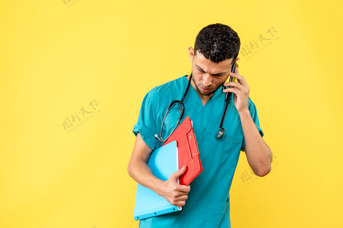 听诊器侧视专家医生拿着文件和病人通电话高尔夫球手专家专业人员
