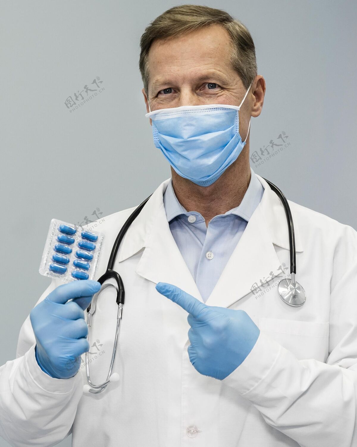 男人戴面具的男医生专业健康保健