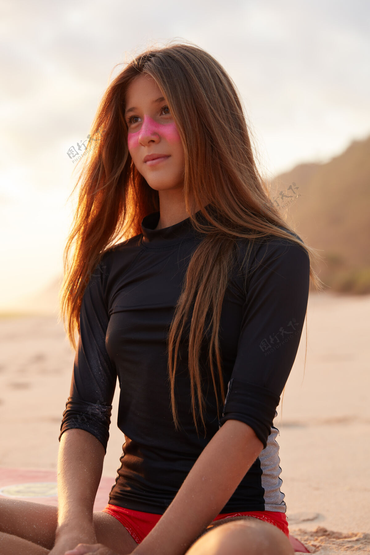 大海梦幻般的年轻女子穿着泳装 戴着粉色的锌面罩 盘腿坐在沙滩上 思考着什么 专注于远方人 生活方式和极限运动理念青少年泳装户外