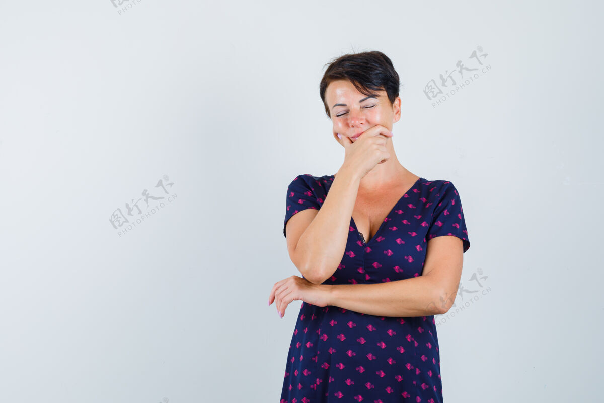 化妆深褐色的女人 穿着紫色和红色图案的裙子 牙疼 看起来很疲惫前视图成人牙痛长