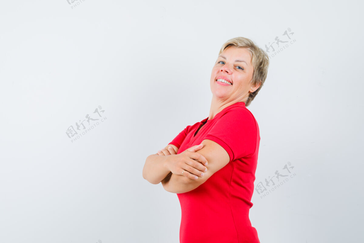 脸成熟的女人交叉双臂站在红色t恤里 看起来很自信休闲人白发