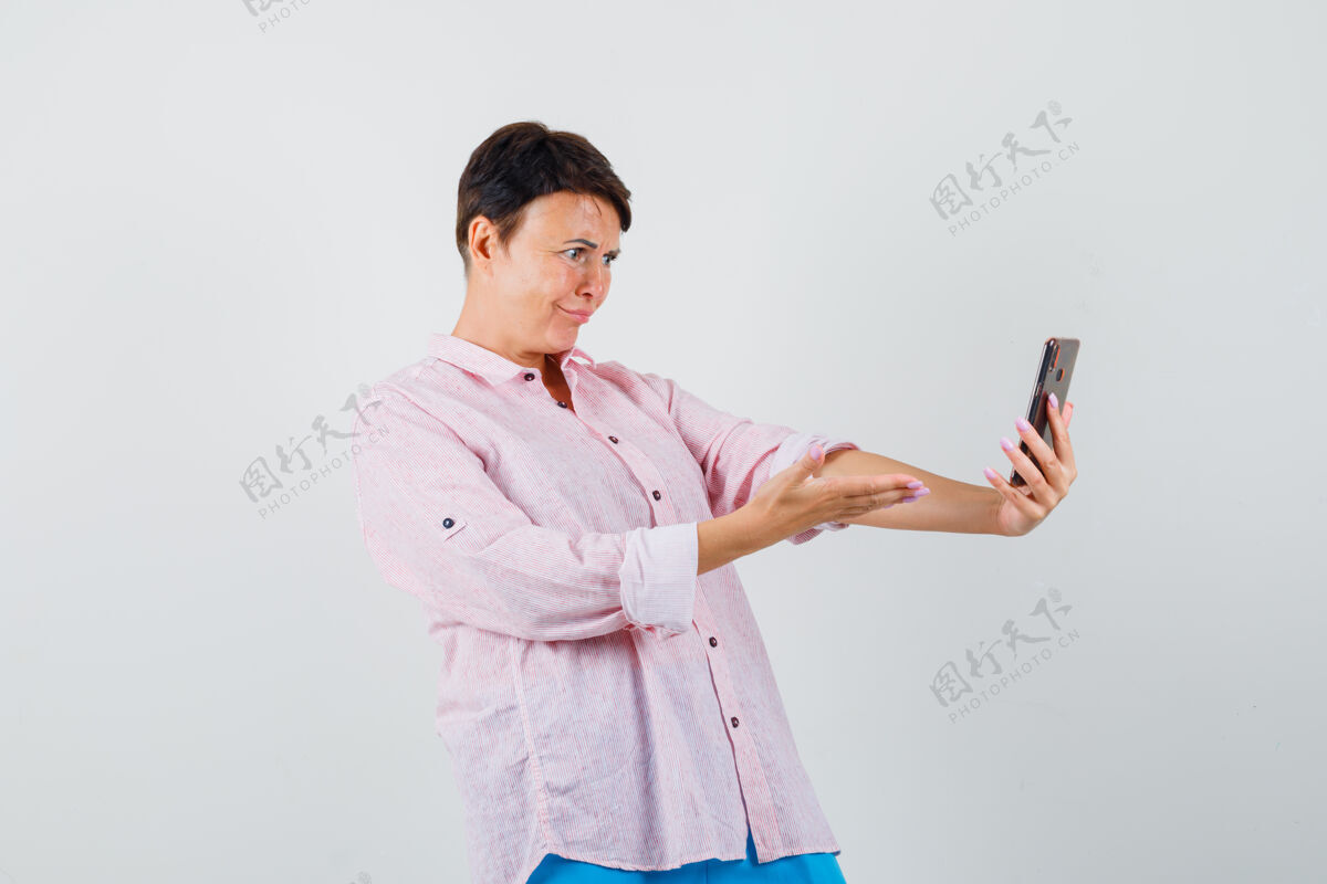 防护穿着粉色衬衫的女性正在视频聊天 看起来很困惑 正对着前方肖像谈话聊天