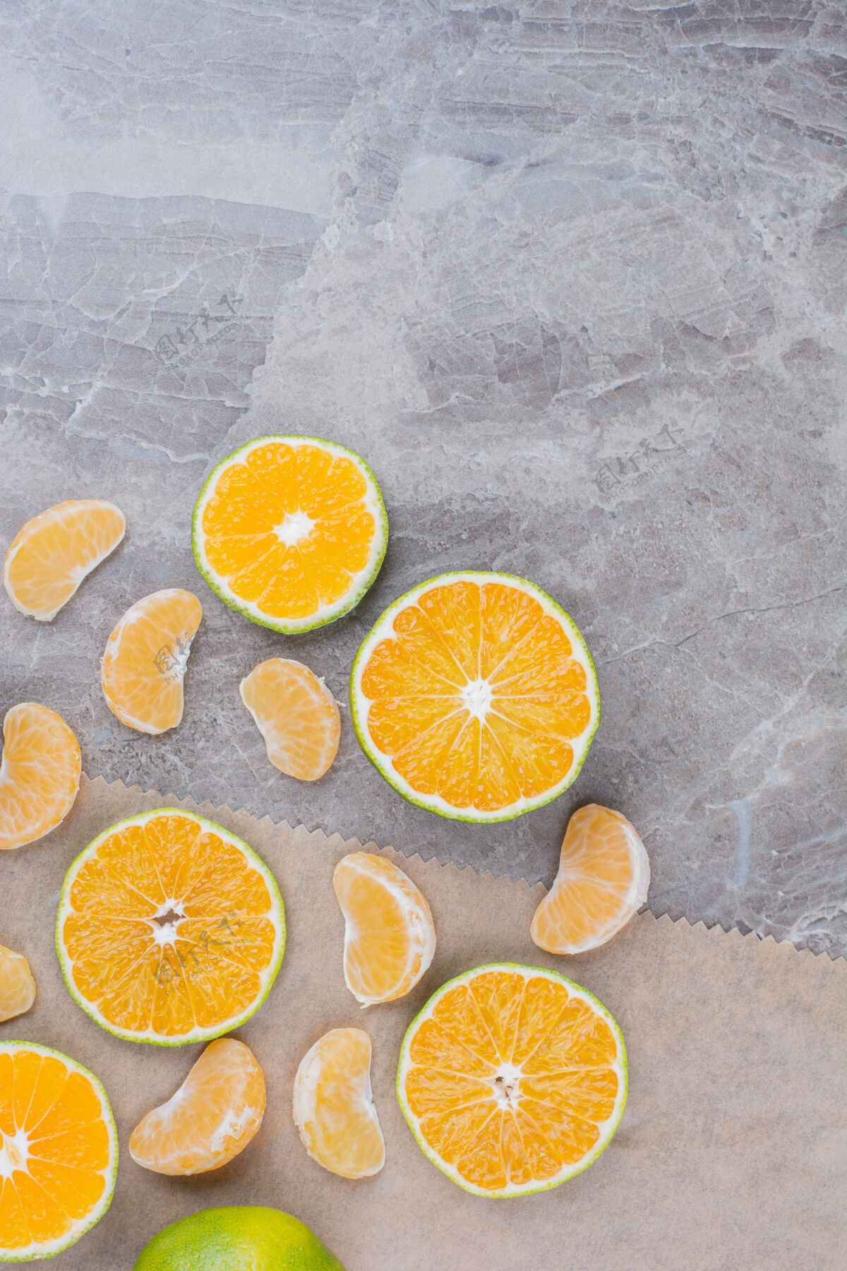 天然柑橘类水果片散落在石头的背景上柑橘柠檬切