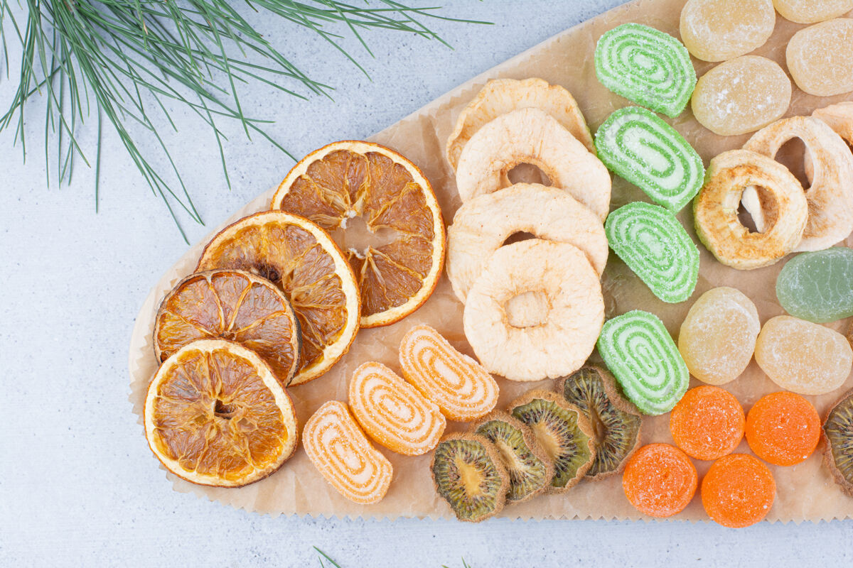 切片各种水果片和果酱糖放在木板上猕猴桃甜点糖果